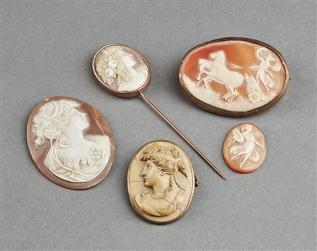 MANIFATTURA DEL XIX SECOLO  - Gruppo di cinque cammei in calcedonio, agata, conchiglia e pietra lavica raffiguranti figure mitologiche.