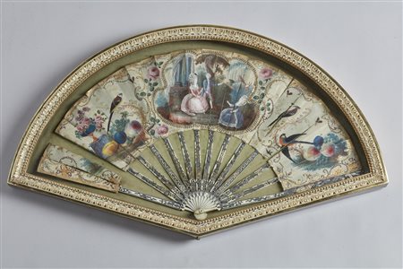 MANIFATTURA DEL XIX SECOLO  - Ventaglio in tessuto decorato e dipinto con scena galante e nature morte di fiori, frutta e uccelli, manico in avorio.
