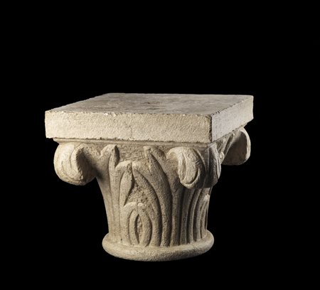 MANIFATTURA ITALIANA DEL XIX SECOLO  - Capitello in pietra con volute emergenti da foglie d'acanto.