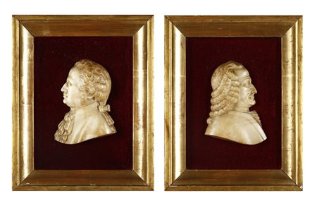 ARTISTA DEL XIX SECOLO  - Coppia di ritratti in alabastro su base in velluto rosso. .