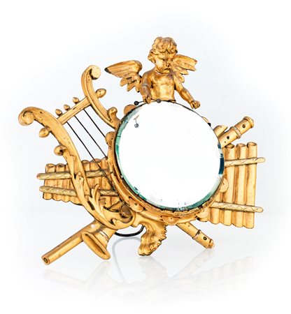 Specchio da tavolo in legno dorato in forma di trofeo di strumenti musicali,...