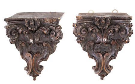 Coppia di mensoline a goccia in legno intagliato, XVII secolo caratterizzate...