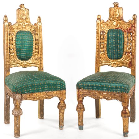 Coppia di sedie in legno dorato XIX secolo. con alti schienali e sedili...