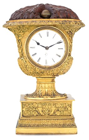 Orologio da tavolo in bronzo dorato e legno, fine del XVIII secolo a guisa di...