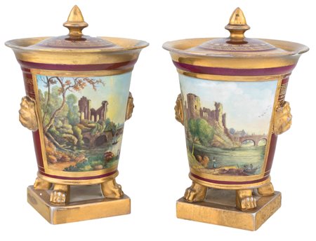 Coppia di vasi in porcellana d'epoca Impero con coperchio di forma conica su...