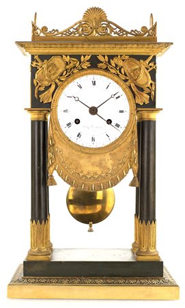 Pendola a portico in bronzo brunito e dorato, Francia, XIX secolo con quattro...