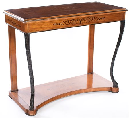 Console d'epoca Carlo X caratterizzata da sottili filettature e minuti...