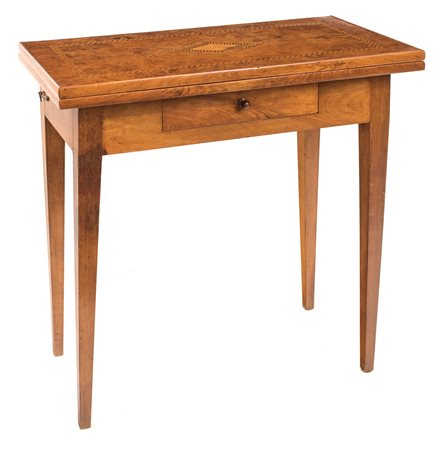 Tavolino da gioco in ciliegio e legni di varie essenze, fine del XVIII secolo...