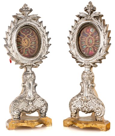 Coppia di reliquiari in legno e lamina d'argento, XVIII secolo con teca ovale...