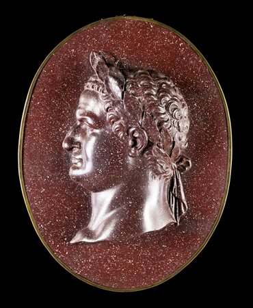 Coppia di grandi medaglioni a cameo in scagliola decorati ad imitazione del...