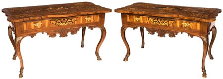Coppia di consoles impiallacciate in noce e legni di varie essenze,...