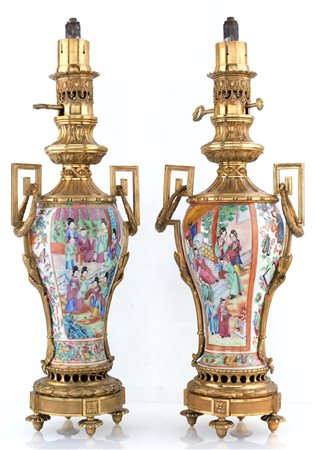 Coppia di vasi in porcellana di Canton montati a lampada, XIX secolo decorati...