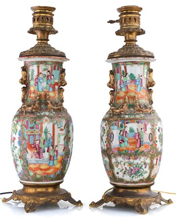Coppia di vasi in porcellana di Canton montati a lampada, XIX secolo decorati...