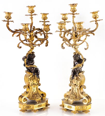 Coppia di candelabri in bronzo dorato, XIX secolo a cinque bracci sorretti da...