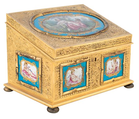 Cofanetto in bronzo dorato con placche in porcellana di Sèvres, Francia, XIX...