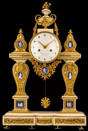 Pendola a portico in alabastro, bronzo dorato e cammei in biscuit, fine...