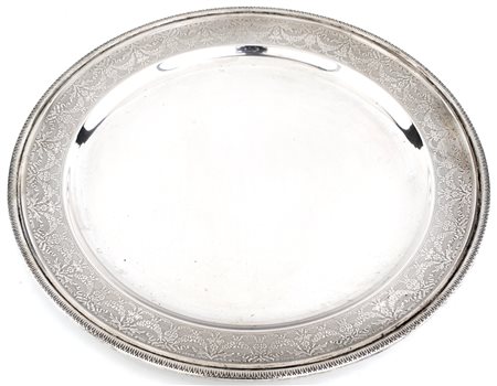 Piatto in argento di forma circolare con profilo a palmette e tesa decorata a...