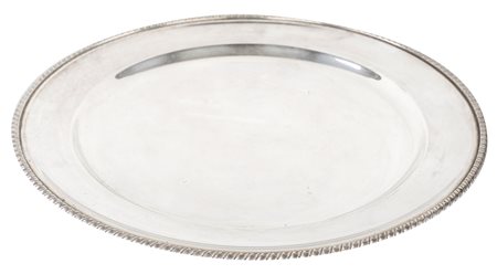 Piatto da portata in argento di forma circolare con profilo a cordone...