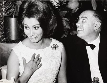 SCHAPIRO STEVE  (n. 1934) - Hollywood: Sofia Loren e Carlo Ponti durante una festa in onore di Sofia.