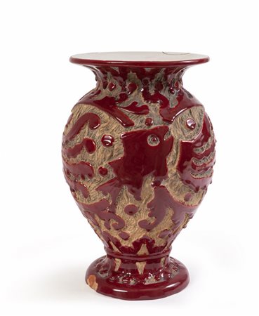 FANTECHI <br>Un vaso in ceramica a rilievi, anni 
