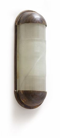 UNA LAMPADA DA PARETE, anni "50. <br>Ottone, 