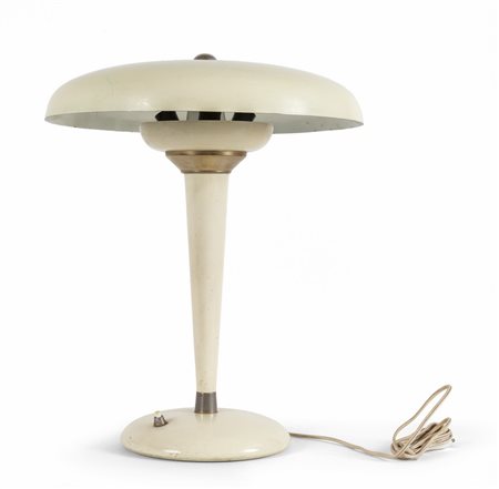 UNA LAMPADA DA TAVOLO, anni "50. <br>Alluminio 