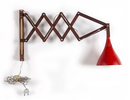 UNA LAMPADA DA PARETE ESTENSIBILE, anni "50. 