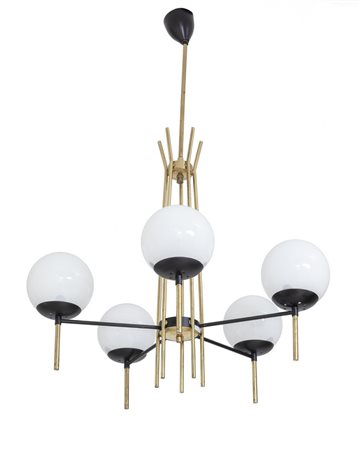 UN LAMPADARIO, anni "60. <br>Ottone lucido e 