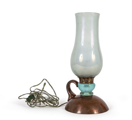 UNA LAMPADA DA TAVOLO, anni "60. <br>Rame, vetro 