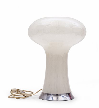 UNA LAMPADA DA TAVOLO, anni "60. <br>Alluminio 