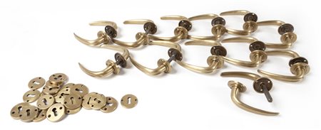  DODICI COPPIE DI MANIGLIE anni "60. <br>Ottone 