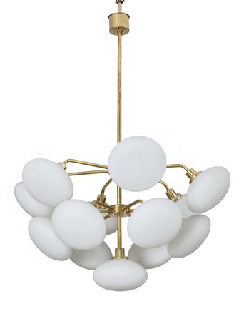 UN LAMPADARIO, anni '60. <br>Ottone, vetro 