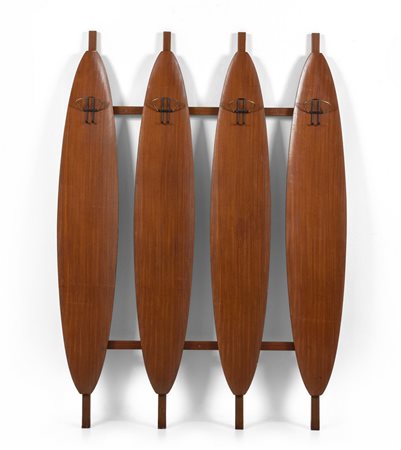 UN APPENDIABITI DA PARETE, anni "60. <br>Legno di 
