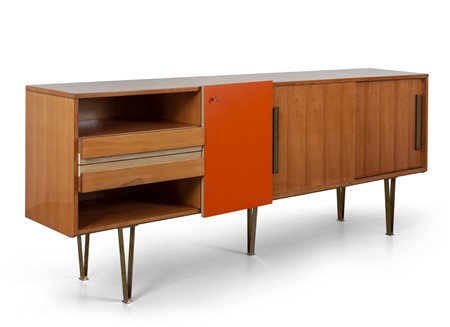  UNA CREDENZA, anni "60. <br>Legno impiallacciato 