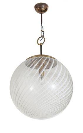 UNA LAMPADA A SOSPENSIONE, anni '70. <br>Ottone, 