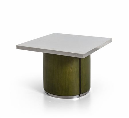 UN TAVOLINO, anni "70<br>Compensato curvato tinto 