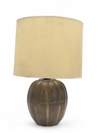 UNA LAMPADA DA TAVOLO, anni '70. <br>Ottone, 