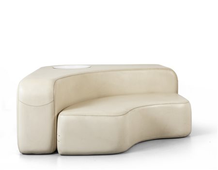 UN DIVANO, anni "70. <br>Composto da due blocchi 