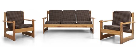 UN DIVANO E DUE POLTRONE, anni "70. <br>Legno di 