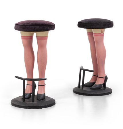 DUE SGABELLI-BAR, anni "70. <br>Legno laccato, 