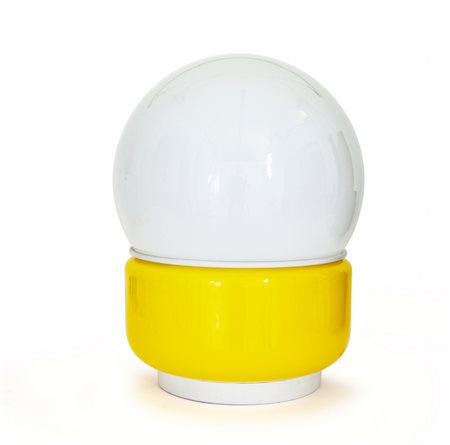 UNA LAMPADA DA TAVOLO, anni '70. <br>Alluminio 