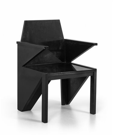 UNA POLTRONCINA, anni "80. <br>Legno laccato. 