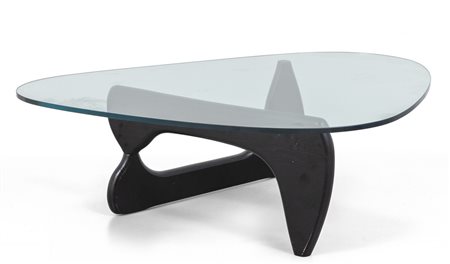 UN TAVOLINO, produzione contemporanea. <br>Legno 