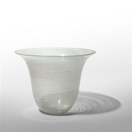 MURANO, anni "70.  <br>Un vaso a mezza filigrana 
