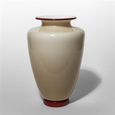 BAROVIER & TOSO <br>Un vaso in vetro incamiciato 