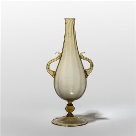 MURANO<br>Un vaso in vetro trasparente ambra con 