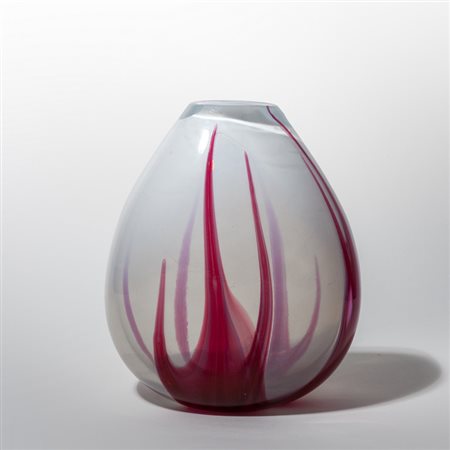 MURANO, anni '60. <br>Un vaso di forma ovale in 
