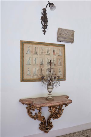 Coppia di consolles in legno intagliato, dorato e laccato. XIX secolo...