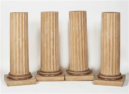 Quattro semi colonne scanalate in legno laccato color avorio. XIX secolo...