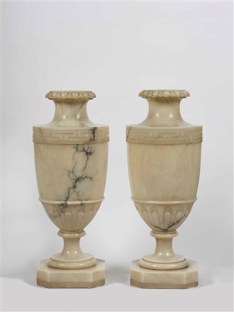 Coppia di vasi in alabastro. XX secolo Bordo modanato, fascia superiore a...